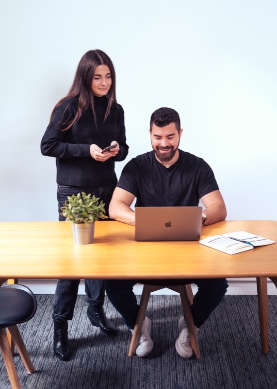 Enrick Pellegrin au travail avec une collaboratrice